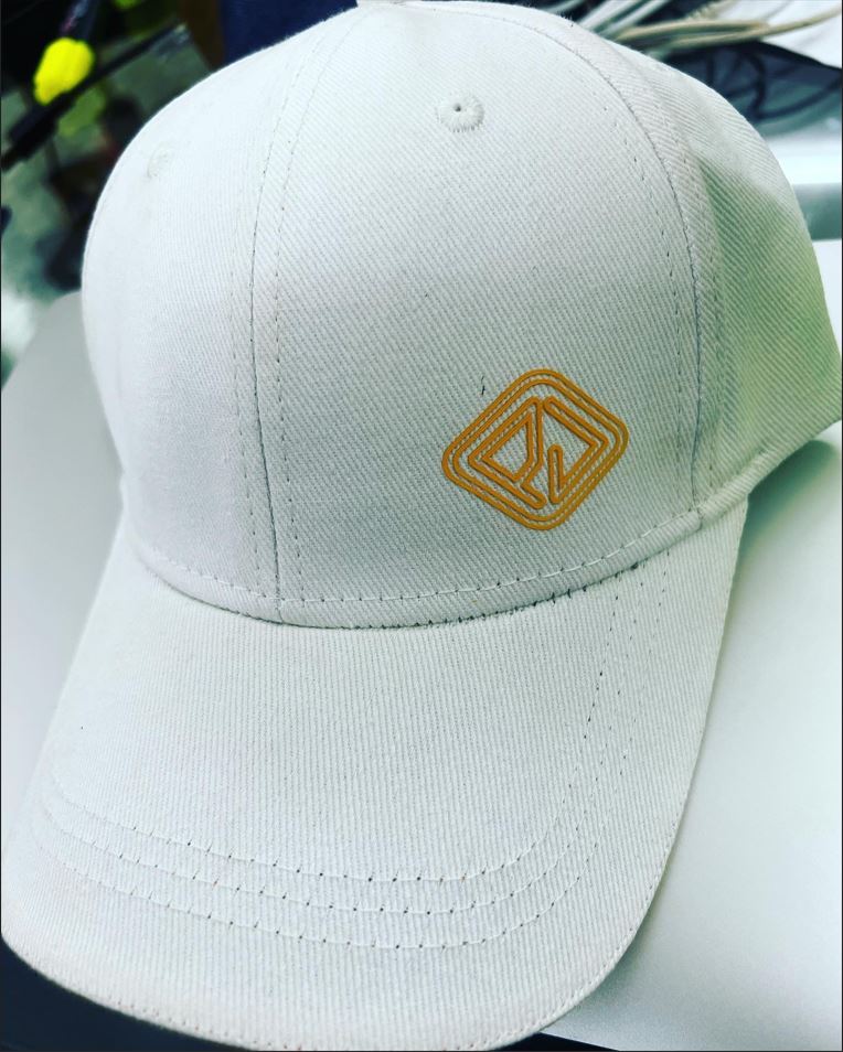 Gorra blanca personalizada con bordado